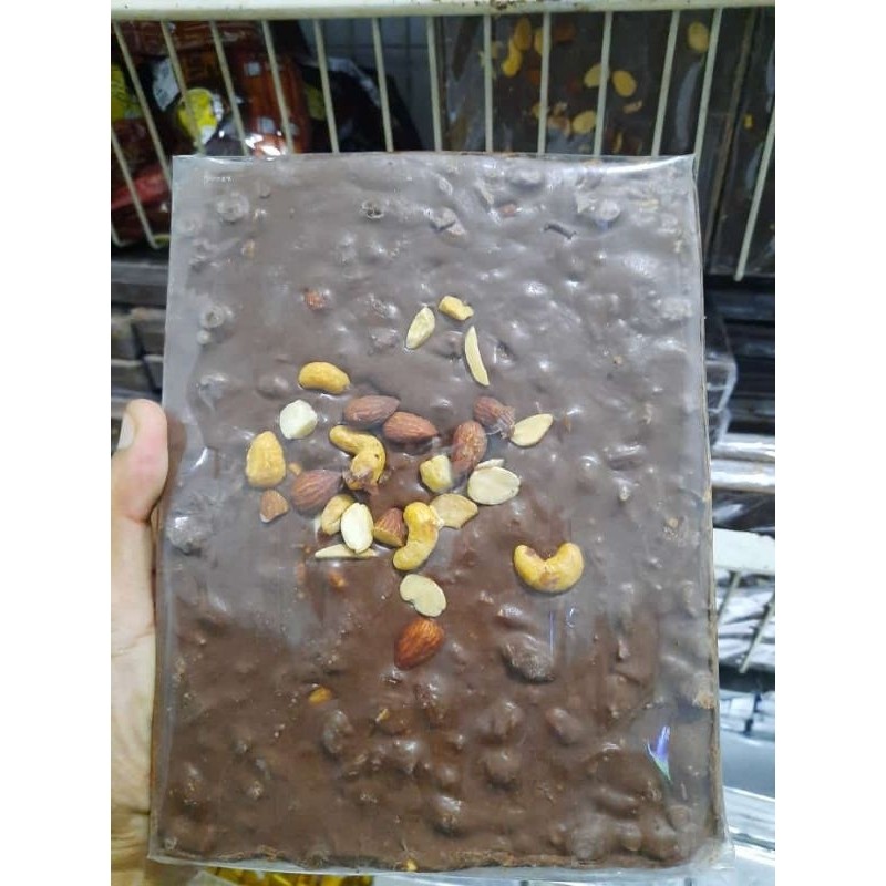 

Dapur Joglo Coklat Premium Es'Q Blok 1Kg Isi Almond + Free Bubble