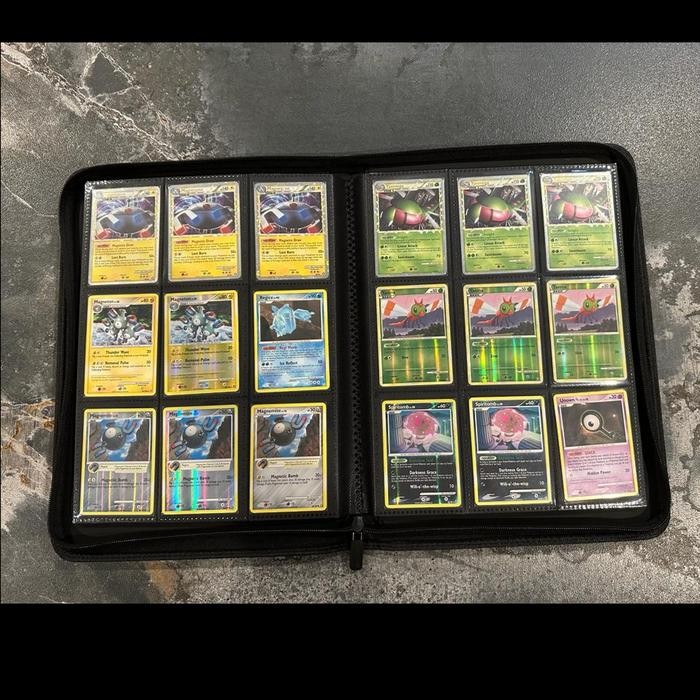 

HICE PREMIUM ZIP ALBUM CARD BINDER 9 POCKET BINDER KARTU POKEMON MAGIC