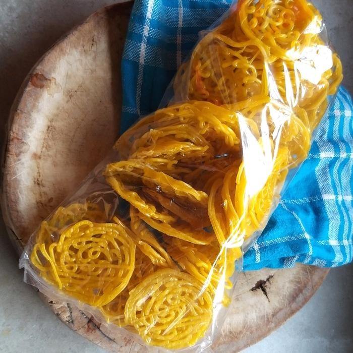 

PastikanDikirimLgsg- KERUPUK MIE KUNING ASINAN MENTAH UKURAN KECIL 500 GRAM SNACK CEMILAN