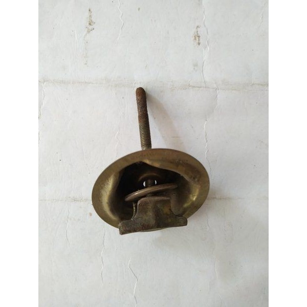 kuncian kancingan ban serep bagasi mobil