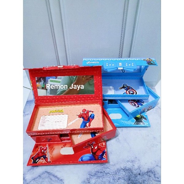 

JH8 Kotak Pensil 3D / tempat Pensil 3 Tingkat / Tempat Pensil Kode dan Koper Motif Cowok