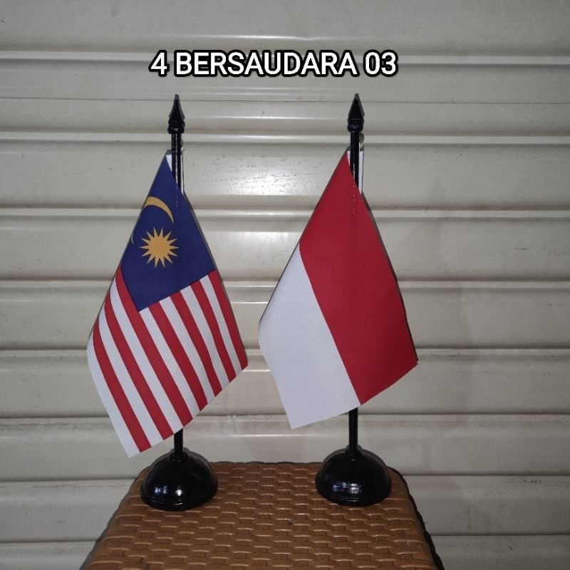 

bendera meja+tiang meja ready stok,harga di atas 1 pasang tiang.bendera indo dan Malaysia