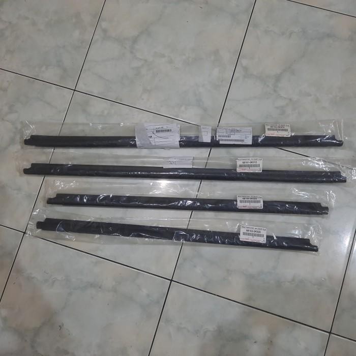 Pelipit / Karet Kaca Luar Pintu Fortuner 2006 2007 2008 2009 2010 2011 2012 2013 2014 2015 Ori