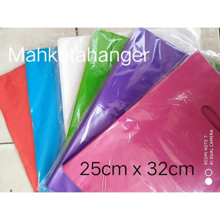 Pesta- Kantong Plastik baju HD Oval polos Uk. 25x35 (isi 100 lembar)