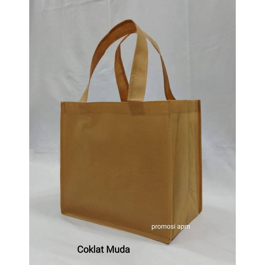 

Pesta- Tas Spunbond Jahit Kue Brownies Ukuran 28x18x25cm