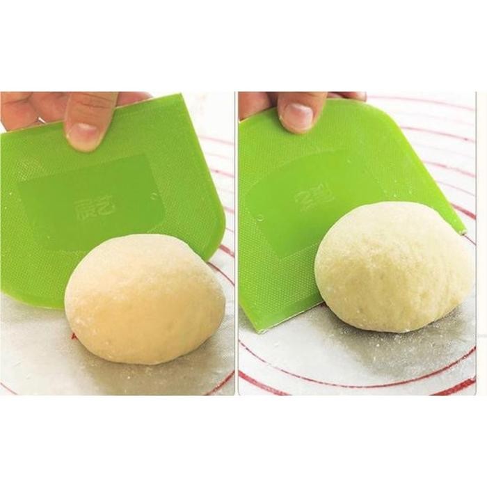 

Dough Scrapper Green Half Round 12 X 9.5 Cm Pemotong Adonan