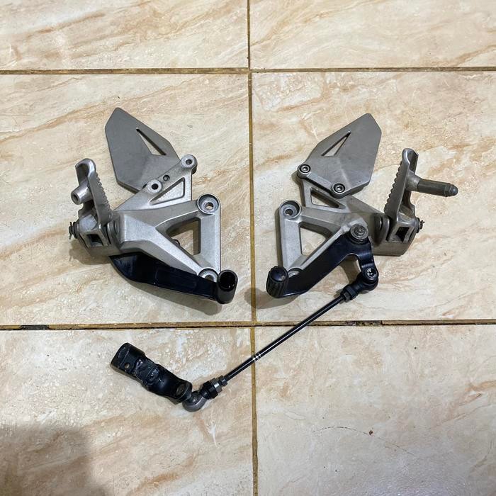 PREMIUM Footstep Depan CBR250RR Ori