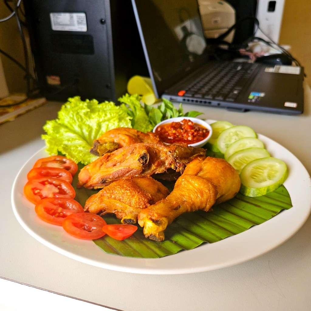 

Konter Makanan Ayam Ungkep / Ayam Goreng Plus Sambal Bawang