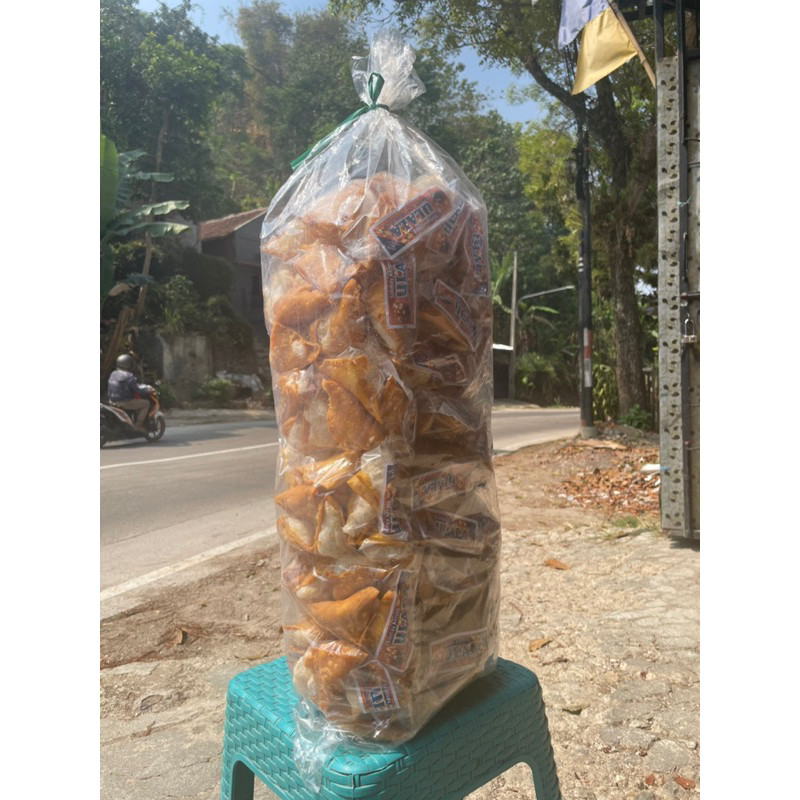 

SIOMAY SEGITIGA CIPET BESAR ISI 200PCS/BAL/LIBAN FOOD