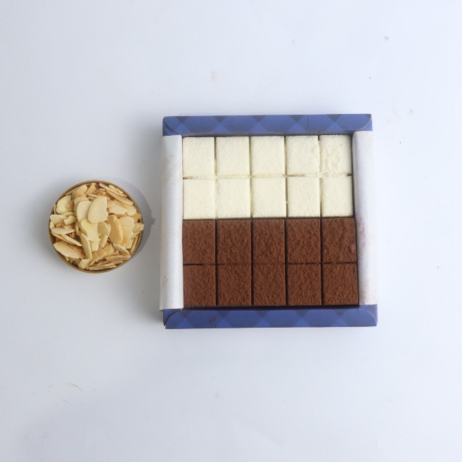 

XIUJANK NAMA CHOCOLATE MIX WHITE & KACANG ALMOND