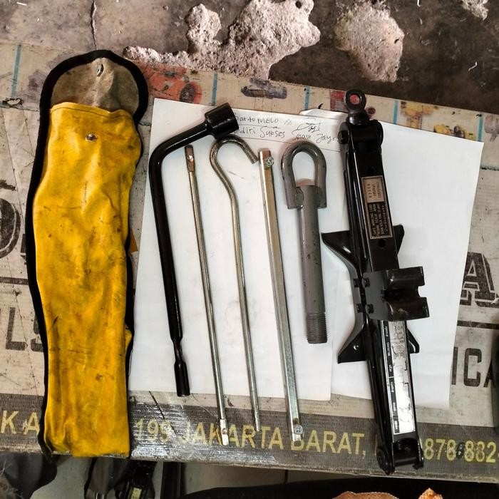 PREMIUM dongkrak mobil Avanza / Xenia original