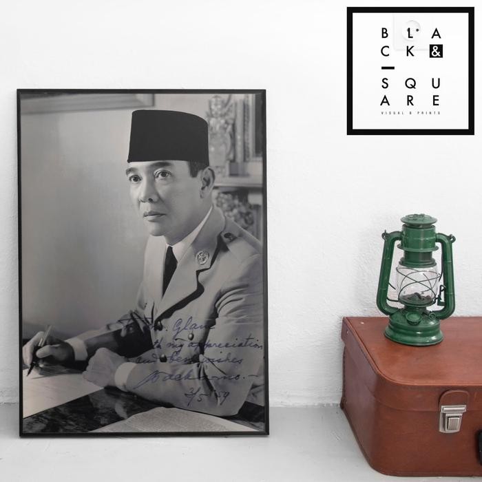 Terlaris Foto Langka Bung Karno - Digital Print Premium Poster + Frame Size A1