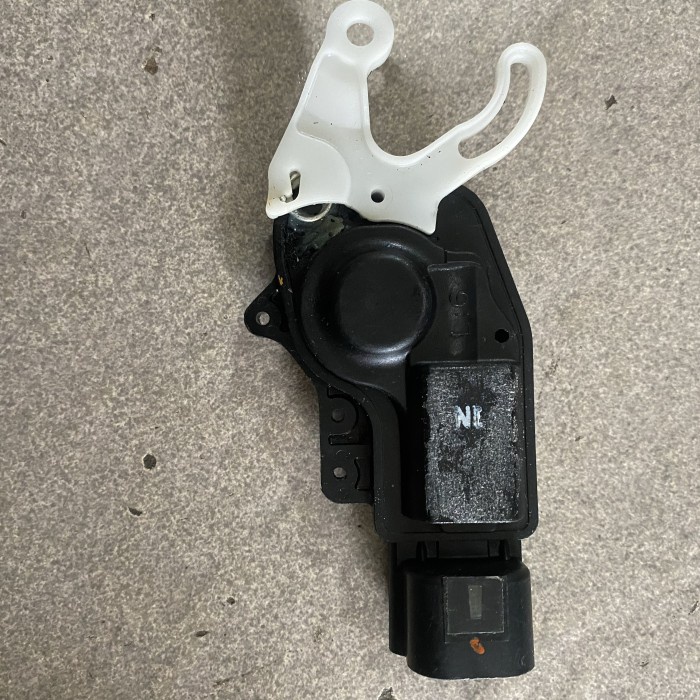 Motor doorlock door lock pintu bagasi innova original