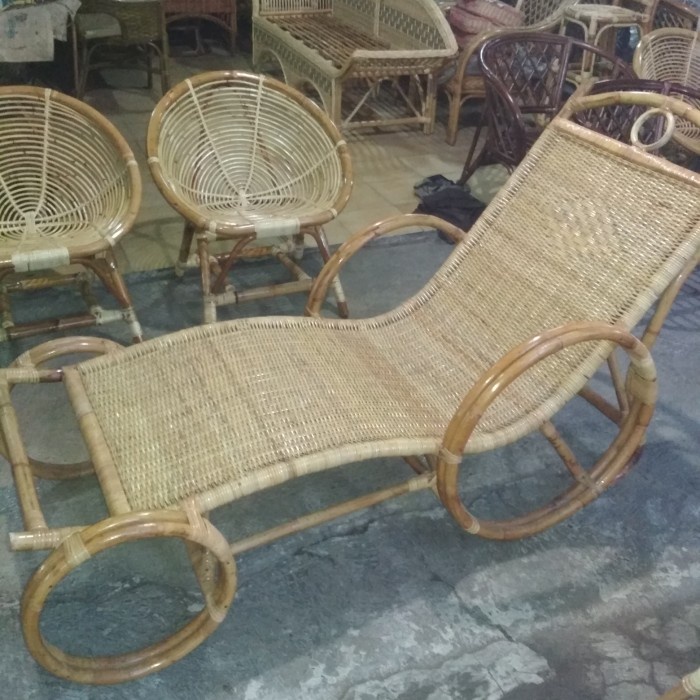 Kursi Malas Rotan / Kursi Rebahan