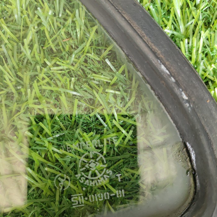 Kaca Mati Segitu Pintu Kiri Belakang Mazda Vantrend Bekas