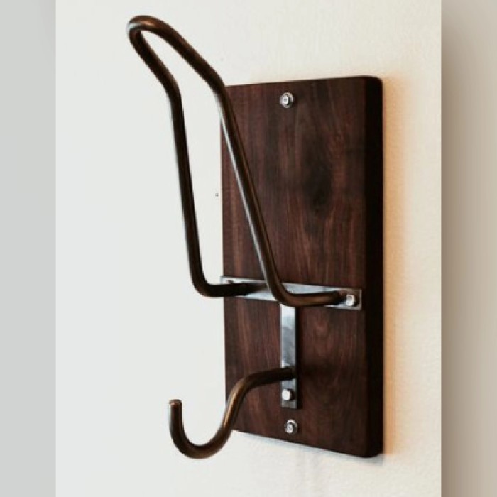 standing helm rak helm tempel dinding