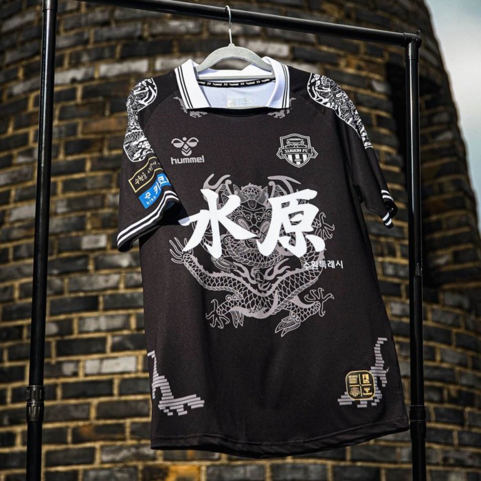 BAJU BOLA JERSEY SUWON FC HITAM NAGA 2024 2025 JERSEY BAJU BOLA SUWON FC 2024 2025 JERSEY BOLA JERSE