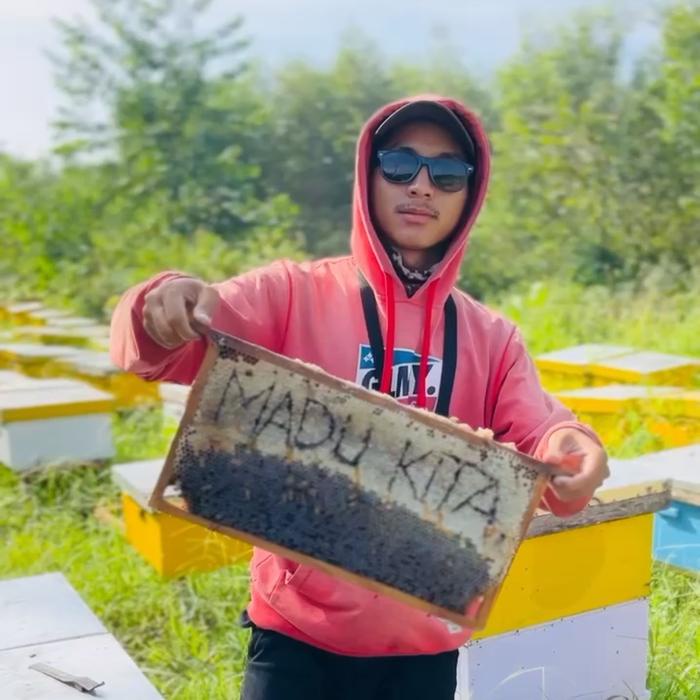 

BARANG TERLARIS BELI 1 GRATIS 1 MADU AKASIA CARVA Hitam Honey