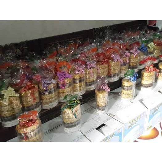 

Paket kue kering terdiri dari 5 toples. Homemade