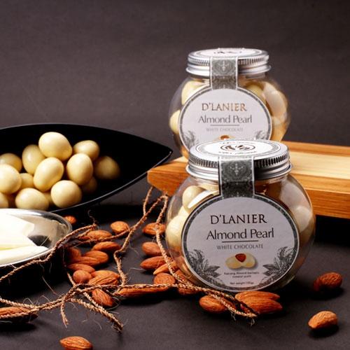 

D'Lanier Almond Pearl with White Chocolate