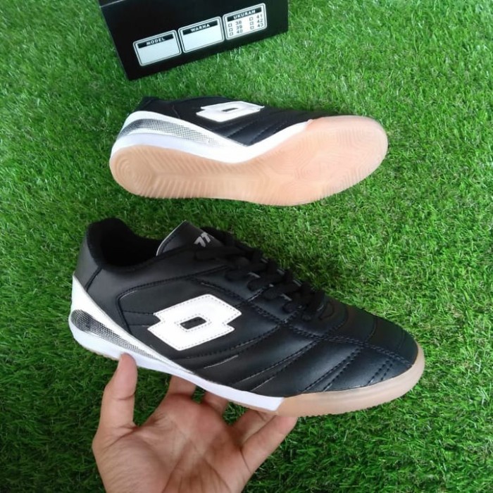 SEPATU FUTSAL LOTTO