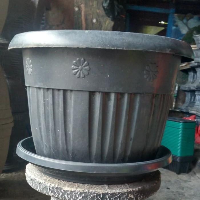 Pot Hitam Plastik GRACE 40 cm+ Tatakan kuping hitam 40cm