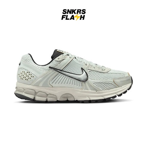 NIKE Zoom Vomero 5 Light Silver Chrome Sepatu Sneakers Unisex - FN6742001 - Size 44.5
