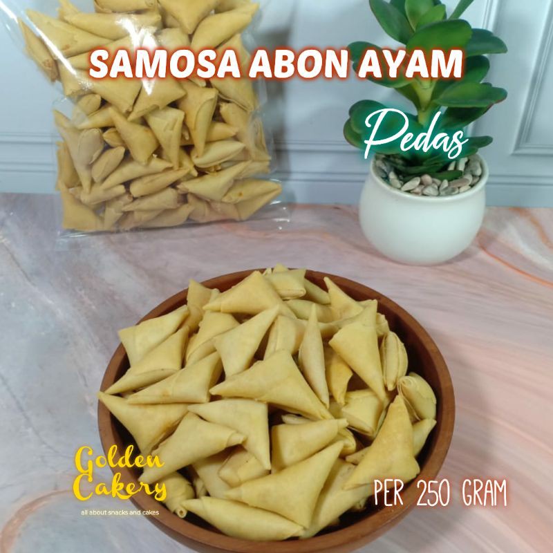 

A Samosa Kering Mini Isi Abon Ayam Pedas