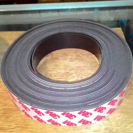 

pintar- Magnet lembar lbar 25 mm tbal 1 mm dgn double tape 3M dijual per meter