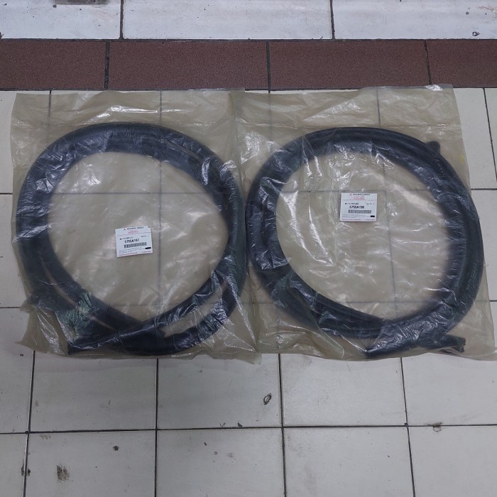 Bagus Karet Body Pintu Belakang Asli Mitsubishi Pajero Sport
