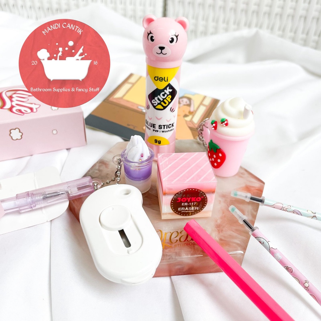 

Paket Lucky Box Paket Alat Tulis Lengkap Cutter Pulpen Lem Gantungan Kunci Pensil Reffil Pen