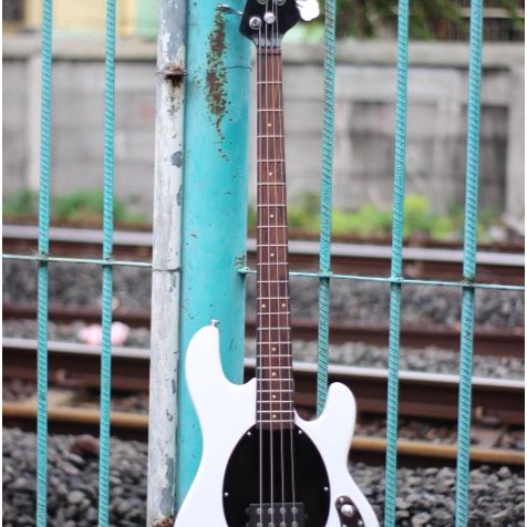 Bass Elektrik Musicman Stingray White