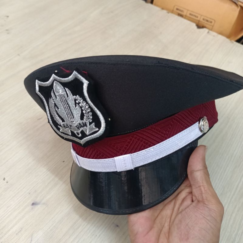 topi pet satpam logo Lis putih dasar merah logo bordir