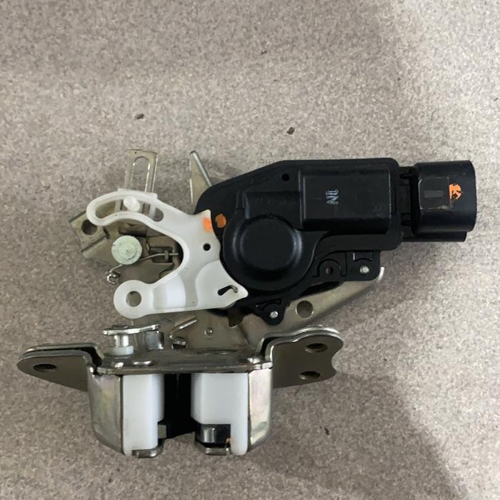 69350-0K210 Doorlock door lock pintu bagasi innova original