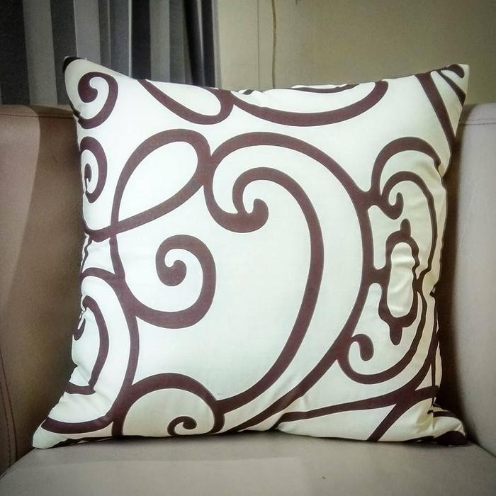 JooNE- Sarung bantal sofa / kursi motif coklat cream LV 40x40 cm