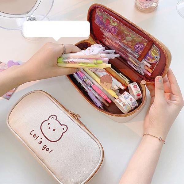 

ID KOTAK PENSIL BEIGE JUMBO TEMPAT PENSIL KANVAS BERUANG LUCU CUTE HB1374