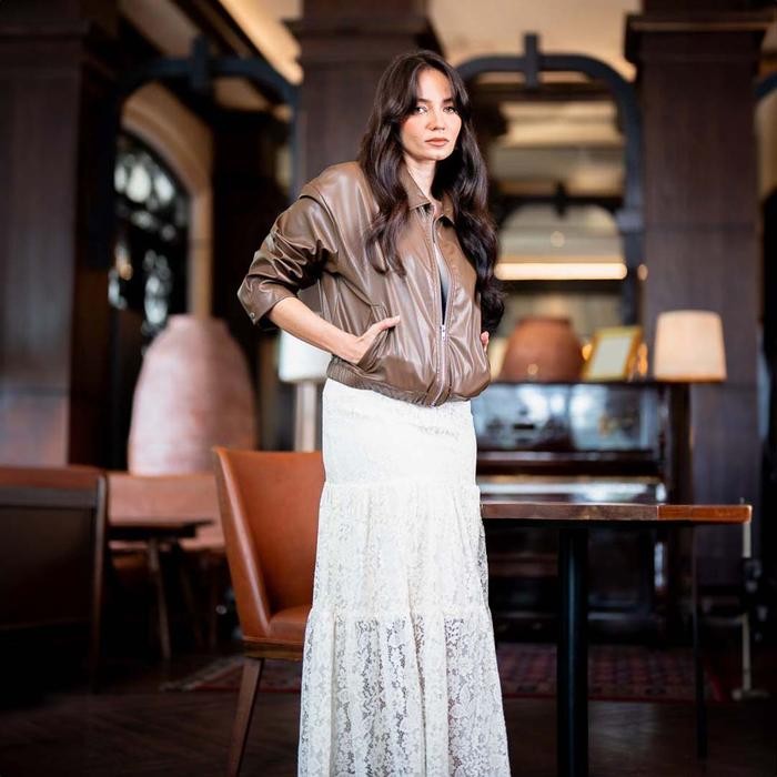 Coatelle- Enzy Storia X This Is April Es Jaket Crop Wanita Lengan Panjang Kasual Kekinian