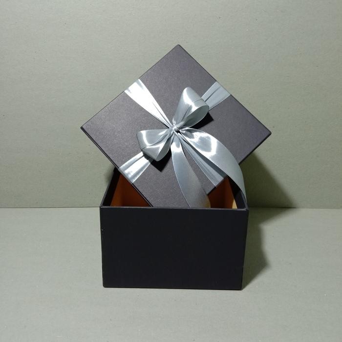 

Pesta- Gift Box + Kotak Kado + Kotak Hadiah + 15x15x10 cm + Berpita
