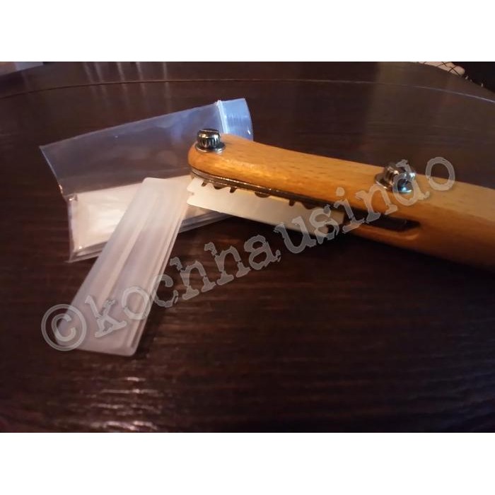 

Scoring Lame Gagang Kayu Pisau Silet New Version