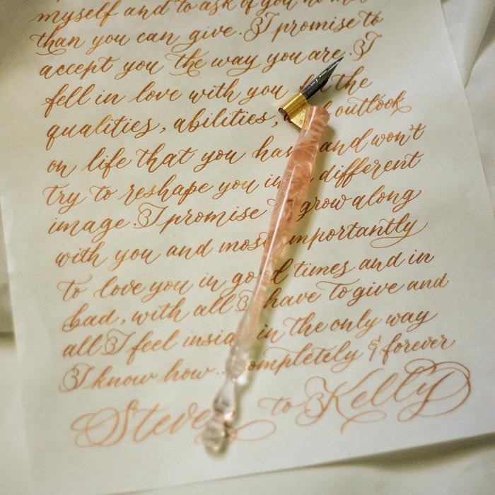 

Uta - Oblique Holder Resin Pink Calligraphy Pen Holder Pena