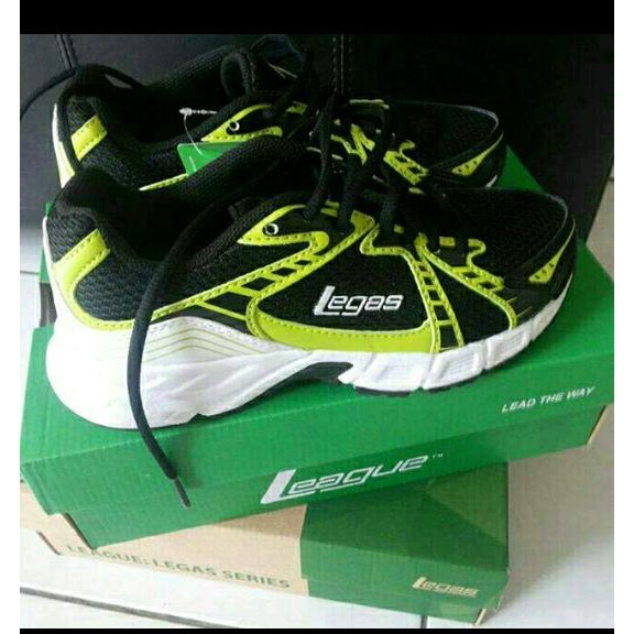 Sepatu olahraga persit pso legas