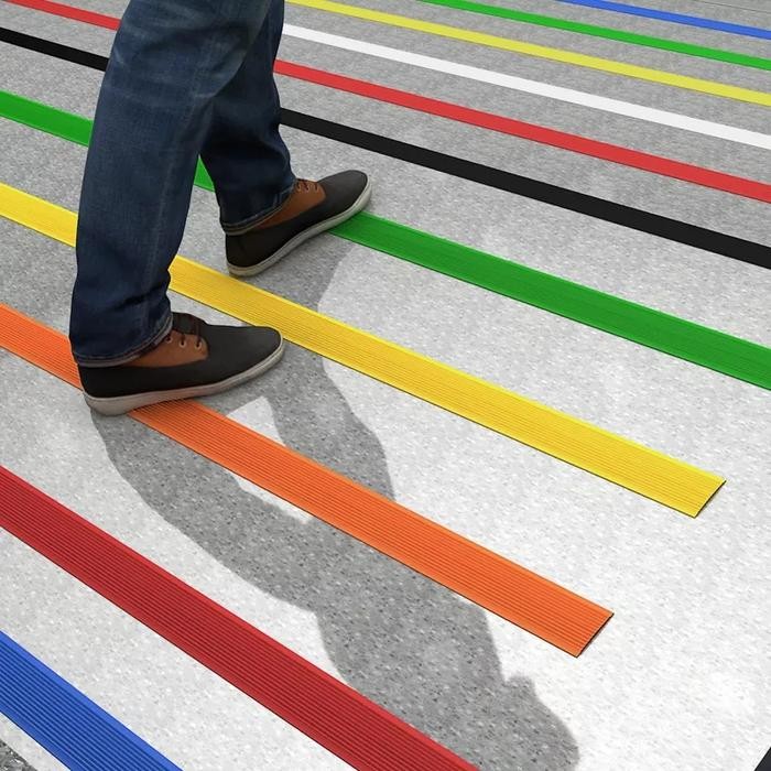 PREMIUM Lis tangga karet bentuk Lurus dengan perekat pengaman siku tangga