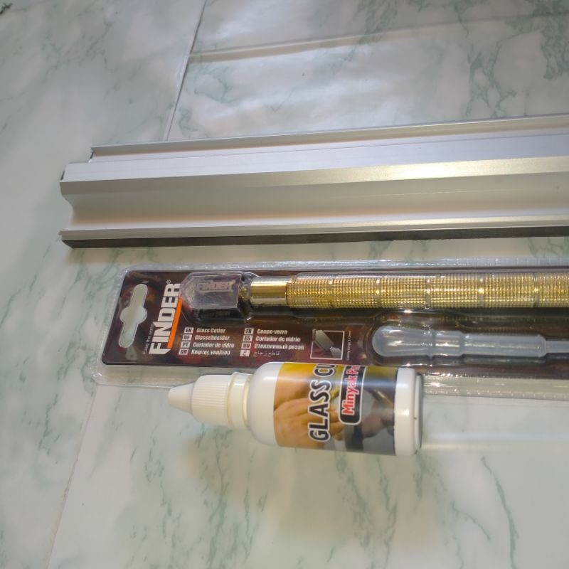 

Pemotong Kaca Merk Finder & 60cm Penggaris Anti Slip(Paket 2 in 1)