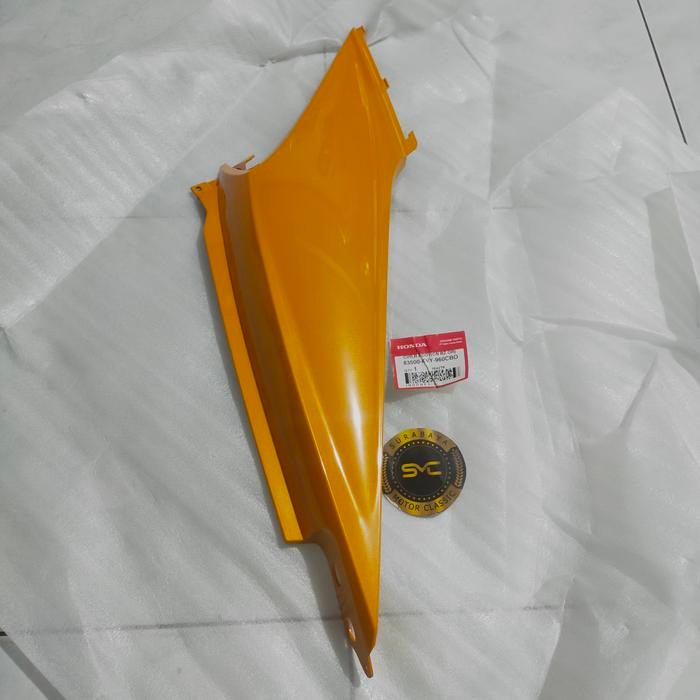 COVER BODY BELAKANG KANAN BEAT KARBU ORANGE AHM 83500-KVY-960CBO