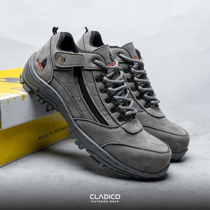 

Terlaris Sepatu Safety Keren Ujung Besi Resleting Outdoor Cladico Lion Suede
