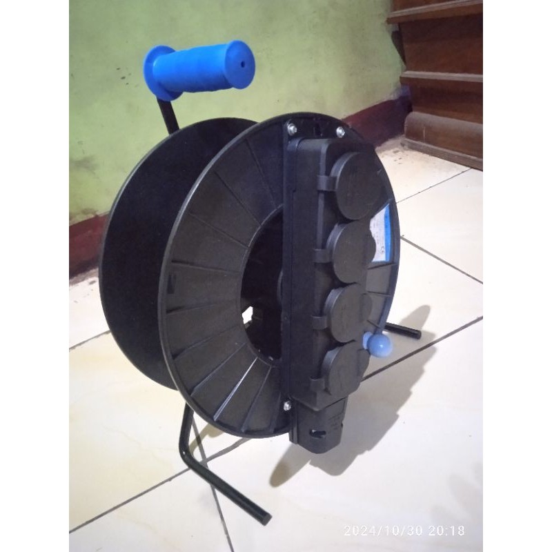 Gulungan kabel listrik stop kontak outdoor