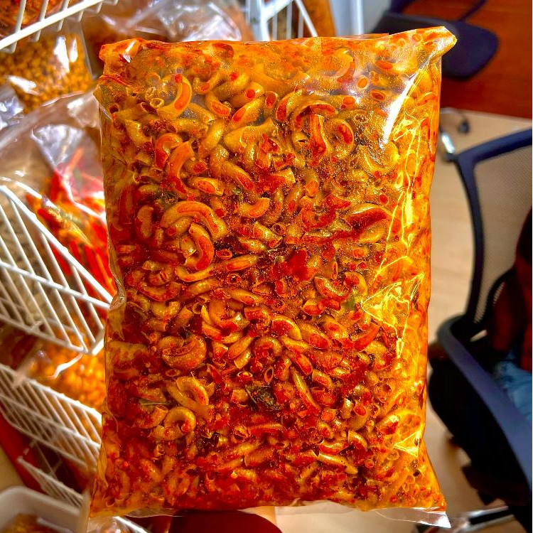 

MAKARONI PEDAS DAUN JERUK 1KG MAKARONI MAMIN.ID