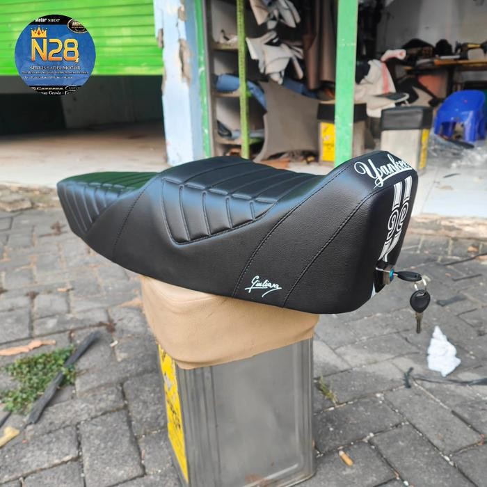 PREMIUM Jok Vespa Yankee Repro Original (Black & White)