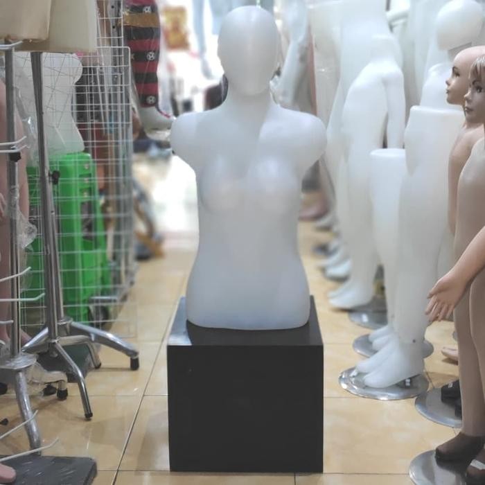 Patung Manekin Torso Wanita Alien Bening