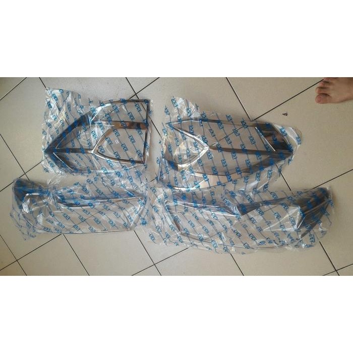 Populer Garnish/Lis Lampu Depan Dan Belakang Mobilio 2017